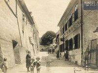 Pod zidom 1911. godine